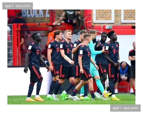 拜仁边锋内收边后卫套上,制造过载撕开密集防线 拜仁边锋内收边后卫套上,制造过载撕开密集防线